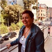 Professoressa in discipline giuridiche ed economiche impartisce lezioni di diritto ed economia politica per studenti universitari